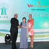 Đại diện Vincommerce lên nhận giải tại lễ vinh danh“Doanh nghiệp Trách nhiệm châu Á”