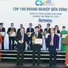 Đại diện Amway Việt Nam nhận danh hiệu “Danh nghiệp bền vững.”