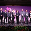 Đại diện Tập đoàn T&T Group và đại diện Tập đoàn YCH trao Biên bản ghi nhớ hợp tác dưới sự chứng kiến của Hội đồng tư vấn kinh doanh ASEAN. 