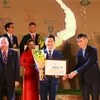 Ông Huỳnh Thiên Triều- Tổng Giám Đốc Điều Hành Amway Việt Nam vinh dự nhận giải thưởng từ Ban Tổ Chức.