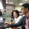 Tiến sỹ Kiều Hà trao đổi công việc với đồng nghiệp.