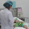 [Photo] Bác sỹ ngày đêm “căng mình” cứu bệnh nhân sởi