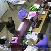[Video] Hành hung nhân viên khoa Cấp cứu bệnh viện Bạch Mai