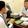 Nhân viên y tế tư vấn cho người nhiễm HIV tại Trung tâm phòng, chống HIV/AIDS Hưng Yên. (Ảnh: Dương Ngọc/TTXVN)