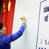 Bộ trưởng Bộ Y tế Nguyễn Thị Kim Tiến ký cam kết sử dụng kháng sinh có trách nhiệm. (Ảnh: Dương Ngọc/TTXVN)