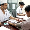 Nhân viên y tế kiểm tra sức khỏe cho bệnh nhân có HIV. (Ảnh: Dương Ngọc/TTXVN)