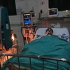Bệnh nhân đang được điều trị tích cực tại Bệnh viện Việt Đức. (Ảnh: Xuân Vinh/Vietnam+)