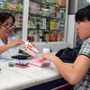 Hoạt động mua bán thuốc chữa bệnh tại một nhà thuốc ECO đạt chuẩn GPP ở Thành phố Hồ Chí Minh. (Ảnh: Phương Vy/TTXVN)