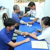 Khám kiểm tra sức khỏe cho các đối tượng tâm thần tại Trung tâm điều dưỡng người tâm thần Quảng Nam. (Ảnh: Anh Tuấn/TTXVN)