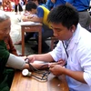 Bác sỹ khám sức khỏe cho người cao tuổi xã An Thạch, huyện Tuy An, tỉnh Phú Yên. (Ảnh: Trịnh Bang Nhiệm/TTXVN)