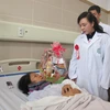 Bộ trưởng Bộ Y tế Nguyễn Thị Kim Tiến thăm hỏi bệnh nhân điều trị tại Trung tâm Ung bướu, Bệnh viện Bạch Mai. (Ảnh: PV/Vietnam+)