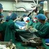 Kíp phẫu thuật thực hiện ghép tạng ở bệnh viện hữu nghị Việt Đức. (Ảnh: Tư liệu Bệnh viện Hữu nghị Việt Đức/TTXVN phát)