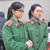 Hoàng Nhã Phương (bên phải) - cô sinh viên năm thứ 4 của Học viện Quân Y, rất vui vẻ và hồ hởi đến viết vào bản đăng ký hiến tạng. (Ảnh: PV/Vietnam+)