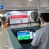 Giám sát thân nhiệt hành khách tại sân bây Quốc tế Tân Sơn Nhất, Thành phố Hồ Chí Minh. (Ảnh: Phương Vy/TTXVN).