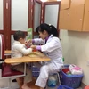 Nhân viên y tế của Bệnh viện Nhi Trung ương can thiệp, dạy cho trẻ có hội chứng tự kỷ. (Ảnh; PV/Vietnam+)