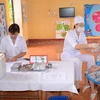 Nhân viên y tế cho trẻ uông vắcxin phòng bại liệt tại vùng nguy cơ cao. (Ảnh: PV/Vietnam+)
