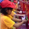 Các em học sinh rửa tay tại buổi lễ phát động chiến dịch. (Ảnh: PV/Vietnam+)