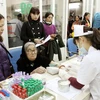 Nhân viên y tế lấy máu xét nghiệm cho người bệnh. (Ảnh: TTXVN/Vietnam+)