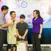 Bộ trưởng Bộ Y tế trao quà cho bệnh nhi tại Bệnh viện Nhi Trung ương. (Ảnh:PV/Vietnam+)