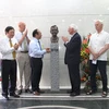 Đại diện lãnh đạo Bộ Y tế và Đại sứ quán Thụy Điển trao tặng tác phẩm điêu khắc cố Thủ tướng Olof Palme cho Bệnh viện Nhi Trung ương. (Ảnh: PV/Vietnam+)
