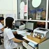 Bộ phận tiếp nhận dữ liệu của bệnh nhân thẻ bảo hiểm y tế. (Ảnh: TTXVN/Vietnam+)