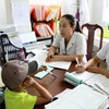 Nhân viên y tế Trung tâm phòng, chống HIV/AIDS Đắk Lắk tư vấn, kiểm tra sức khỏe cho bệnh nhân nhiễm HIV/AIDS. (Ảnh: TTXVN/Vietnam+)