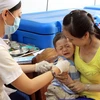 Người dân nên đưa trẻ đi tiêm chủng vắcxin để phòng chống dịch viêm não Nhật Bản. (Ảnh: Dương Ngọc/TTXVN)