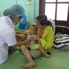 Nhân viên y tế chăm sóc cho bệnh nhi. (Ảnh: TTXVN/Vietnam+)