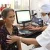 Nhân viên y tế khám chữa bệnh cho người dân. (Ảnh: TTXVN/Vietnam+)
