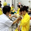 Bác sỹ điều trị cho bệnh nhân nhi tại Bệnh viện Bạch Mai. (Ảnh minh họa: TTXVN/Vietnam+)