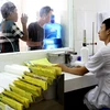 Cán bộ y tế tư vấn, giám sát bệnh nhân ma túy cai nghiện bằng Methadone tại Hà Nội. (Ảnh: Dương Ngọc/TTXVN)