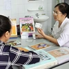 Khám, điều trị, cấp thuốc ARV miễn phí cho bệnh nhân HIV/AIDS tại thành phố Hạ Long. (Ảnh: Dương Ngọc/TTXVN)
