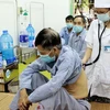 Bác sỹ điều trị cho bệnh nhân mắc bệnh về hô hấp. (Ảnh: TTXVN/Vietnam+)