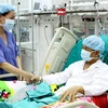Nhân viên y tế chăm sóc bệnh nhân ghép gan. (Ảnh: TTXVN/Vietnam+)