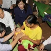 Đoàn công tác của Bộ Y tế thăm khám cho bệnh nhi bị dị tật đầu nhỏ vào ngày 18/10. (Ảnh: Dương Giang/TTXVN)