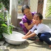 Người dân tại Ninh Thuận sử dụng nước sạch qua sự hỗ trợ của một dự án. (Ảnh: TTXVN/Vietnam+)
