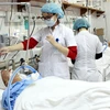 Nhân viên y tế chăm sóc cho bệnh nhân sau phẫu thuật. (Ảnh: TTXVN/Vietnam+)
