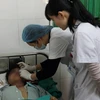 Các bác sỹ chăm sóc cho bệnh nhân. (Nguồn: PV/Vietnam+)