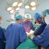 Các bác sỹ của Bệnh viện 19-8 thực hiện ca ghép dây thần kinh chéo ngực cho bệnh nhân. (Ảnh: PV/Vietnam+)