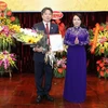 Bộ trưởng Y tế Nguyễn Thị Kim Tiến trao quyết định và chúc mừng giáo sư-tiến sỹ Trần Bình Giang. (Ảnh: PV/Vietnam+)