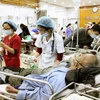 Nhân viên y tế chăm sóc cho bệnh nhân ngộ độc rượu. (Ảnh:TTXVN/Vietnam+)