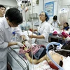 Bác sỹ cấp cứu cho bệnh nhân bị tai nạn giao thông tại Bệnh viện Việt Đức. (Ảnh: Dương Ngọc/TTXVN)