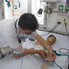 Điều trị cho trẻ mắc bệnh tay chân miệng tại Bệnh viện Bệnh Nhiệt đới Thành phố Hồ Chí Minh. (Ảnh: TTXVN/Vietnam+)