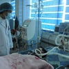 Một bệnh nhân trong vụ ngộ độc đang được cấp cứu tại Bệnh viện Đa khoa tỉnh Lai Châu. (Ảnh: Công Hải/TTXVN)