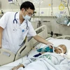 Bác sỹ điều trị cho bệnh nhân cấp cứu. (Ảnh: TTXVN/Vietnam+)
