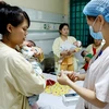 Chăm sóc, điều trị cho trẻ mắc bệnh ho gà tại khoa Truyền nhiễm, Bệnh viện Nhi Trung ương. (Ảnh: Dương Ngọc/TTXVN)