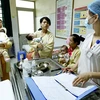 Chăm sóc, điều trị cho trẻ mắc bệnh ho gà tại khoa Truyền nhiễm – Bệnh viện Nhi Trung ương. (Ảnh: Dương Ngọc/TTXVN) 