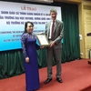 Đại sứ quán Vương quốc Anh tại Việt Nam trao chức danh giáo sư thỉnh giảng nhiệm kỳ 2 cho Bộ trưởng Bộ Y tế. (Ảnh: T.G/Vietnam+)