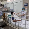 Bệnh nhân ngộ độc rượu có Methanol đang điều trị tại Bệnh viện Bạch Mai. (Ảnh: T.G/Vietnam+)