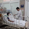 Bệnh nhân ngộ độc rượu điều trị tại Bệnh viện Bạch Mai. (Ảnh: T.G/Vietnam+)